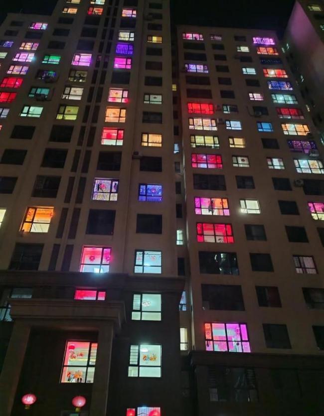 多地居民家中开启“彩灯PK”