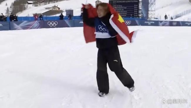 苏翊鸣身披国旗仰天长啸 雪道狂奔庆胜利