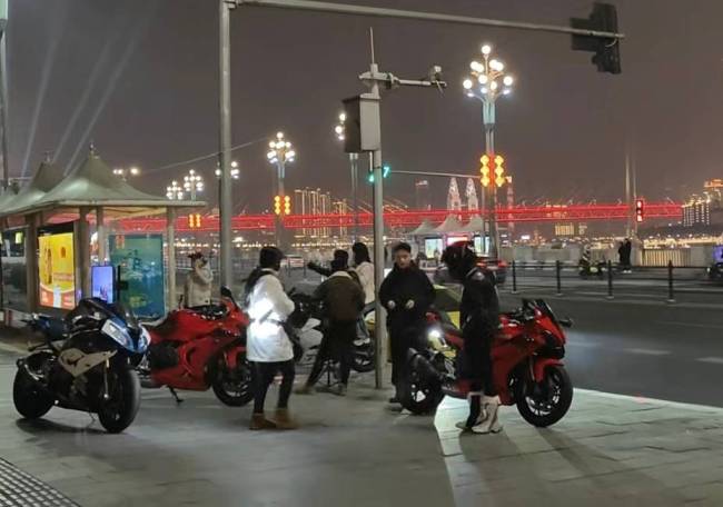 重庆机车约拍骑手日入500元 网红城市的新潮流