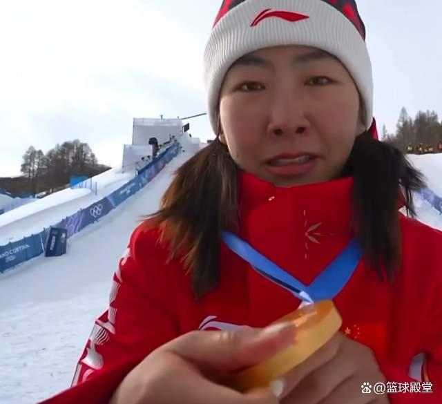 徐梦桃也在颁奖台上喜极而泣 圆梦夺冠振奋人心