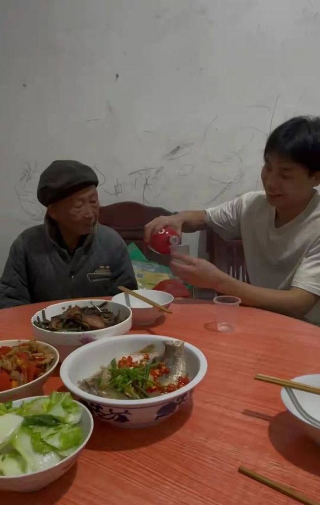 长沙扛楼小伙回应“年入35万” 孝顺与责任并重