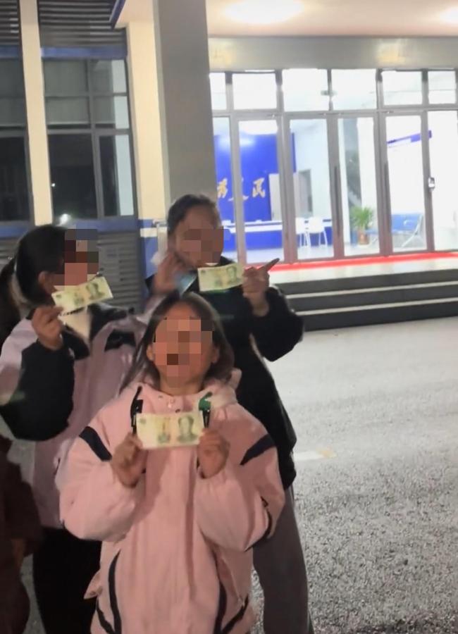 当地回应小孩哥小孩姐到派出所拜年 独特习俗引热议