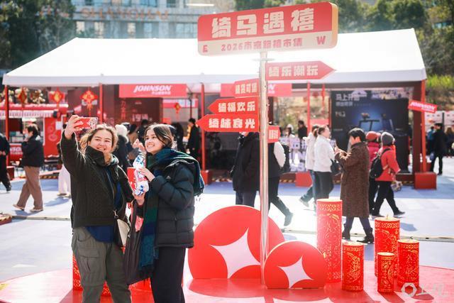 上海南京路新春阛阓眩惑万千旅客 年味浓郁喜迎新春