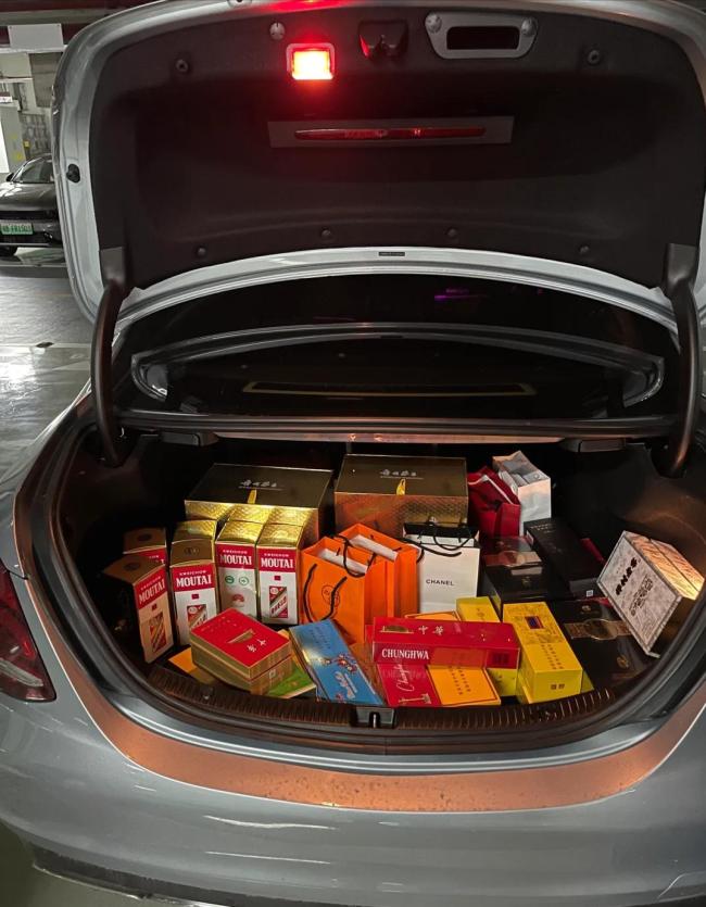 大年初二回娘家 山路上都排队了 心意比礼物更重要