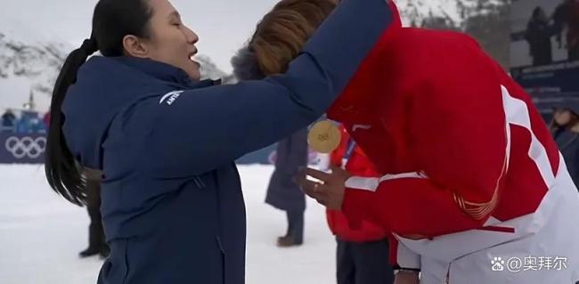 苏翊鸣在领奖台上眼泪夺眶而出 国歌响起时再次落泪