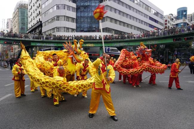贵州都匀龙狮巡游点火全城年味
