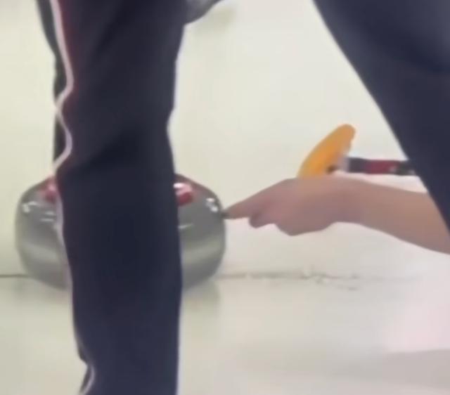 冰壶还是绅士运动吗 一根手指引发争议