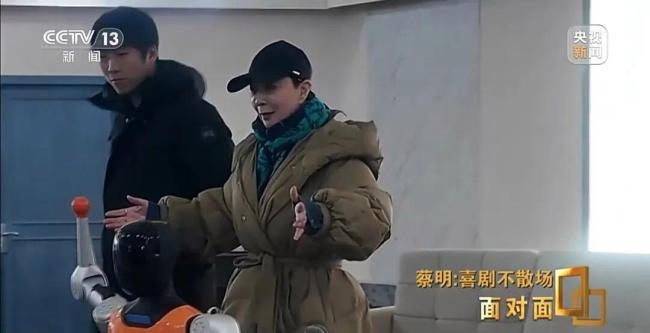 蔡明小品“长脖”机器人突破机械极限 科技与亲情共舞