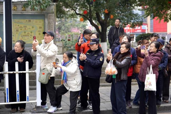 贵州都匀龙狮巡游点火全城年味 新春道喜沿街传递