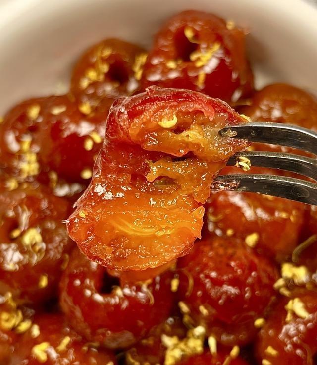 网友晒年夜饭时桌子“炸了” 极简版年夜饭引发热议