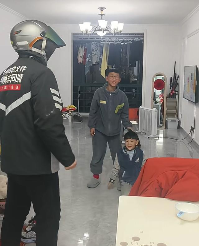 俩男儿熬到凌晨给跑单父亲叩头贺年 幸福家庭的讲理蓦然
