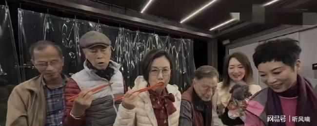 汪明荃新年家中超30位宾客拜年 热闹场面胜似大家庭