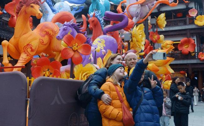 外国游客沉浸式过中国年 全球新风尚