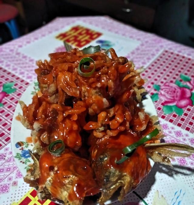 网友晒年夜饭时桌子“炸了” 极简版年夜饭引发热议