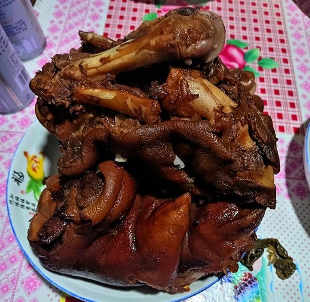 网友晒年夜饭时桌子“炸了” 极简版年夜饭引发热议