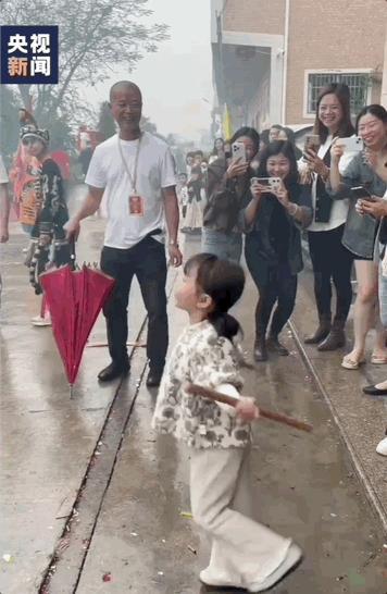 6岁英歌小女孩香港“闹”春 非遗小使臣传播中中文化