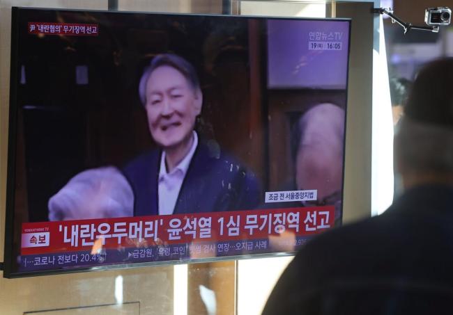 尹锡悦庭审细节：与律师相视一笑