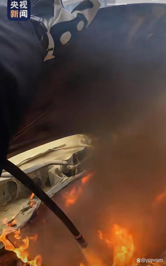 小伙骑行发现车辆冒烟 折返扑救 粗鄙东说念主的勇敢