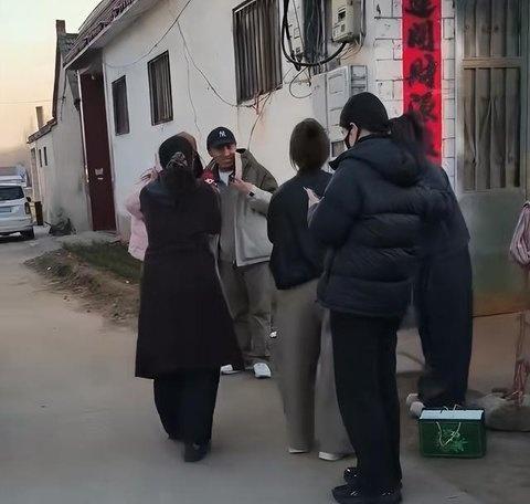 徐志胜回家过年忙成“接客松” 亲切笑容迎乡亲