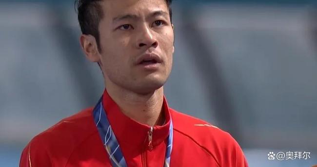 宁忠岩领奖台上眼含热泪几度掩面