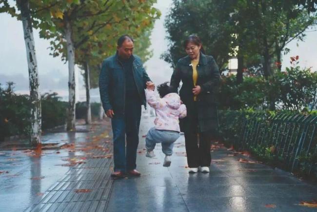 雇主入狱 月嫂无偿带娃度过5个春节 爱心超越血缘