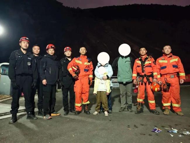 大年初一浙江一家三口被困悬崖 特警联合消防耗时6小时成功营救 生死鏖战救援成功