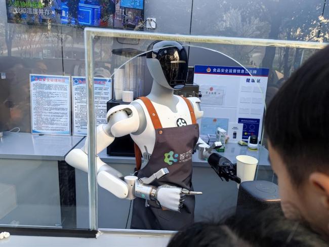 外媒：中国机器人让西方产品相形见绌 春晚舞台展现技术飞跃