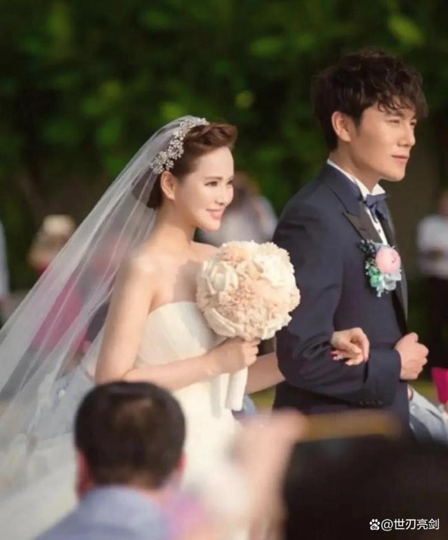 秦昊伊能静回沈阳过年 牵手逛吃 工作与家庭的平衡之道