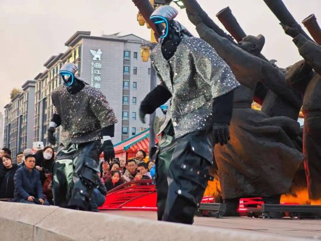 大唐不夜城机器人表演《大花轿》 新春科技盛宴