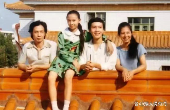 陈数晒全家福迎财神 温馨七口同框