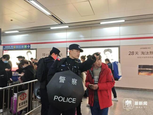 撞脸吴京 杭州地铁这位赵Sir火了 春运日常引关注