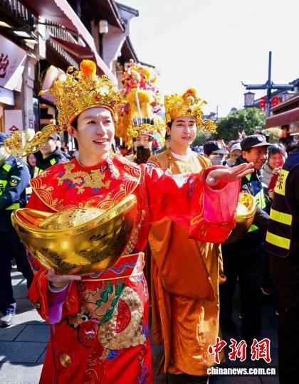 初五杭州清河坊“财神”巡游闹新春 传统民俗与现代艺术碰撞