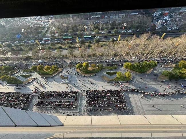 胖东来恢复营业首日客流量爆满 顾客热情高涨