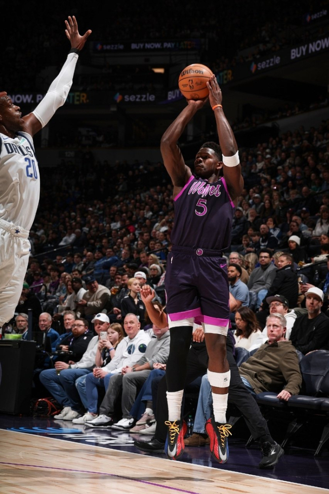 森林狼送独行侠10连败 爱德华兹40分率队获胜