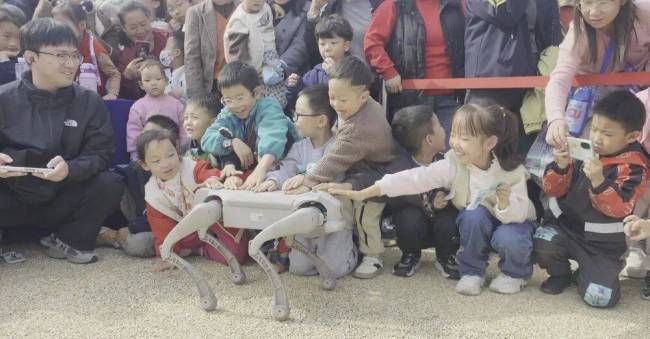 大唐不夜城机器人表演《大花轿》 新春科技盛宴