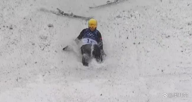 李天马重摔掩面哭泣 徐梦桃拥抱安慰 失误后的温暖鼓励