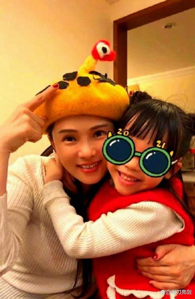 秦昊伊能静回沈阳过年 牵手逛吃 工作与家庭的平衡之道