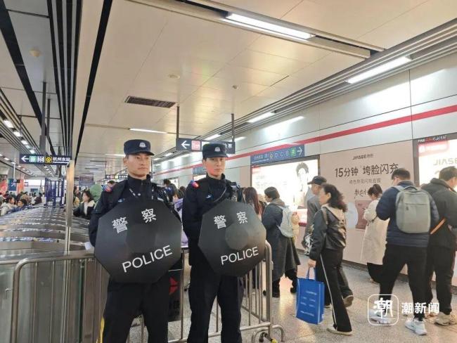 撞脸吴京 杭州地铁这位赵Sir火了