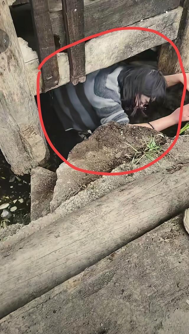 女子手机掉进旱厕 老公下坑徒手捞