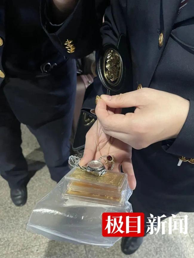 女子下车接电话忘拿900克黄金 铁路人紧急接力完璧归赵