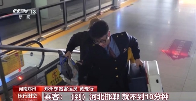 “极速换乘” 车站引导员暖心守护旅客出行