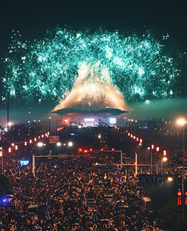 浏阳烟花大会数万游客为救护车让道