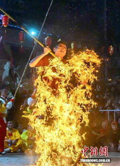 福建莆田乡村摆棕轿跳火闹元宵 传承500年文化