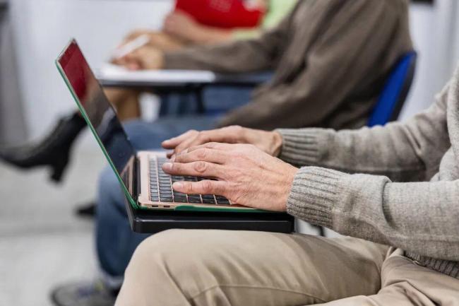 “银发留学”正在悄然兴起 重新定义老年生活