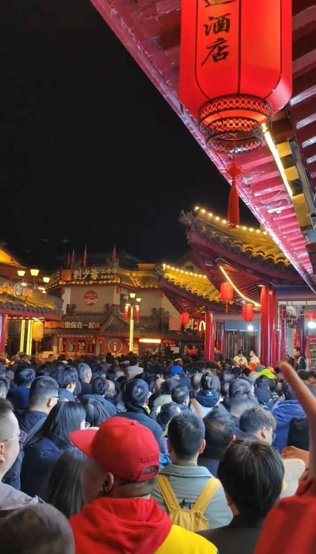 游客在武当山12个小时都没登顶 景区建议错峰出行