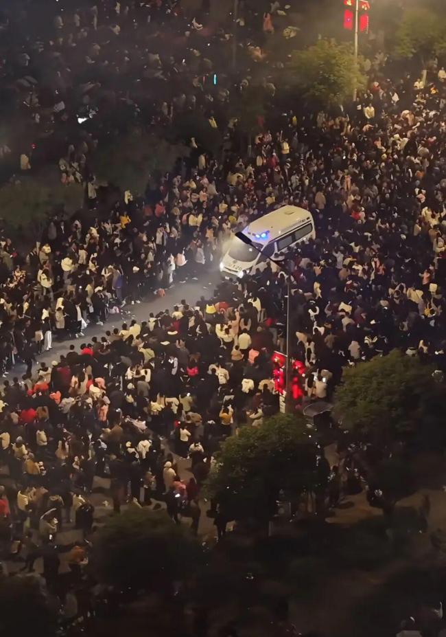 浏阳烟花大会现场游客为救护车让道 生命通道暖人心