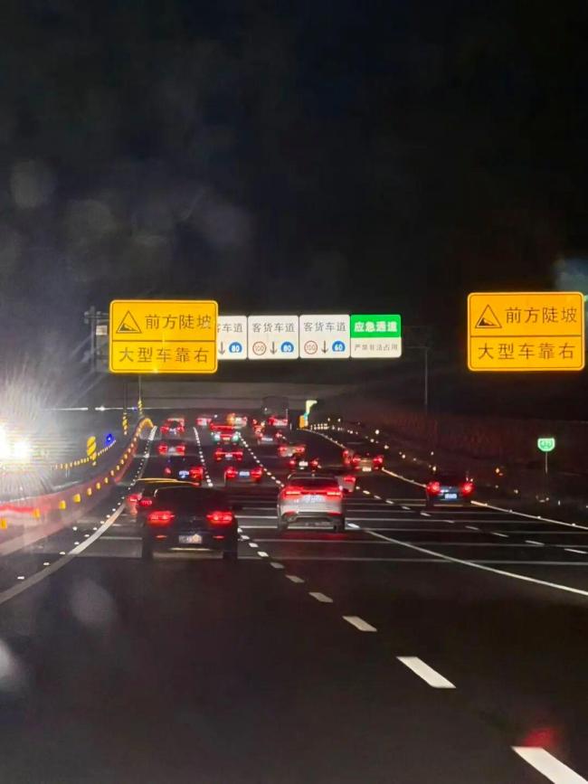 “上了高速发现全是聪明人”