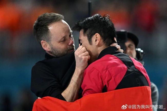 宁忠岩晒三枚奥运奖牌 翻越劲敌夺金