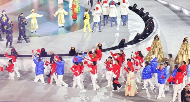 中国红闪耀米兰冬奥闭幕式