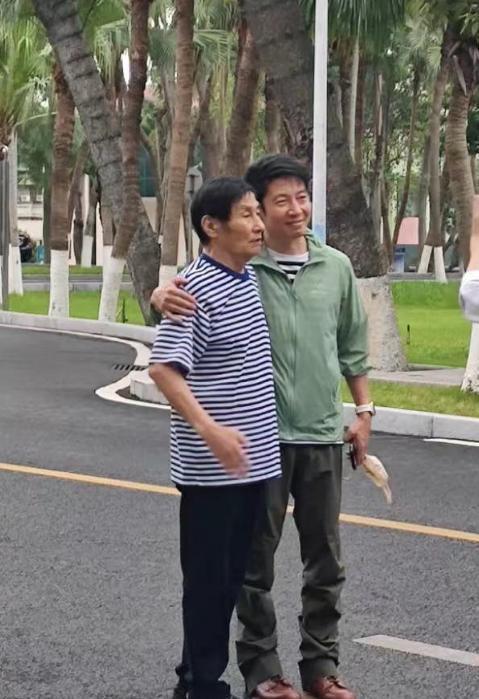 撒贝宁与妻儿回武汉住旅店 家庭琐事背后的温馨时光